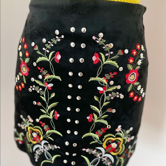 Embroidered black suede skirt - Picture 2 of 2